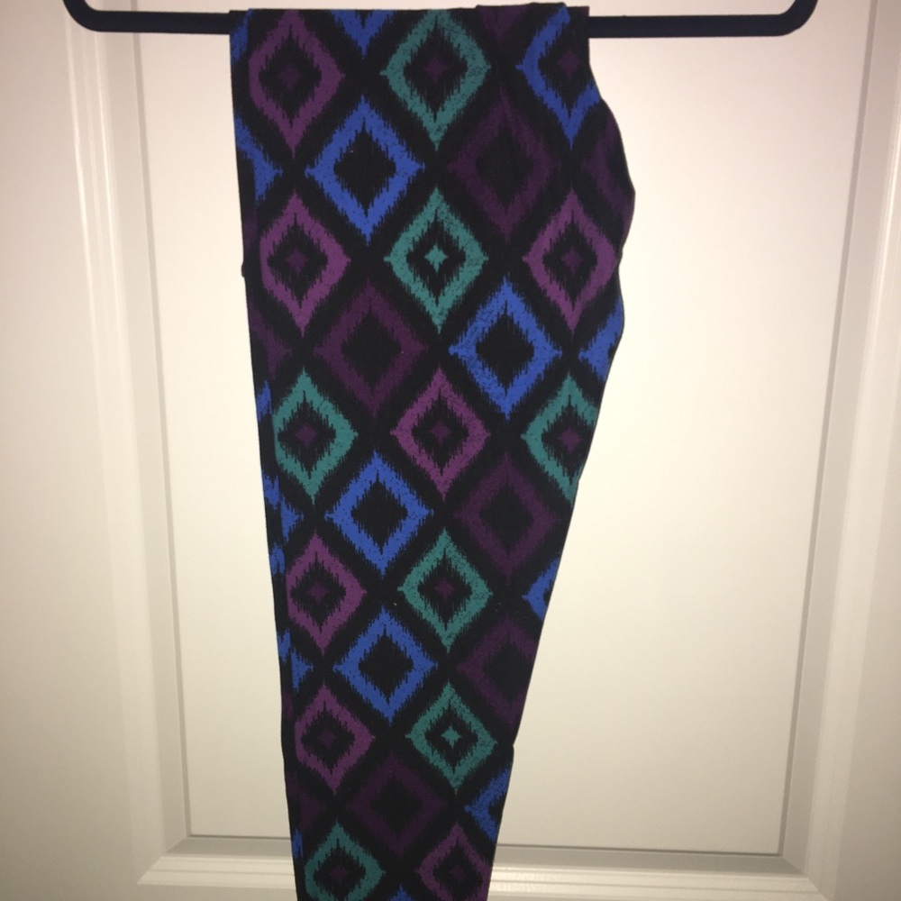 LuLaRoe patterned leggings with black background